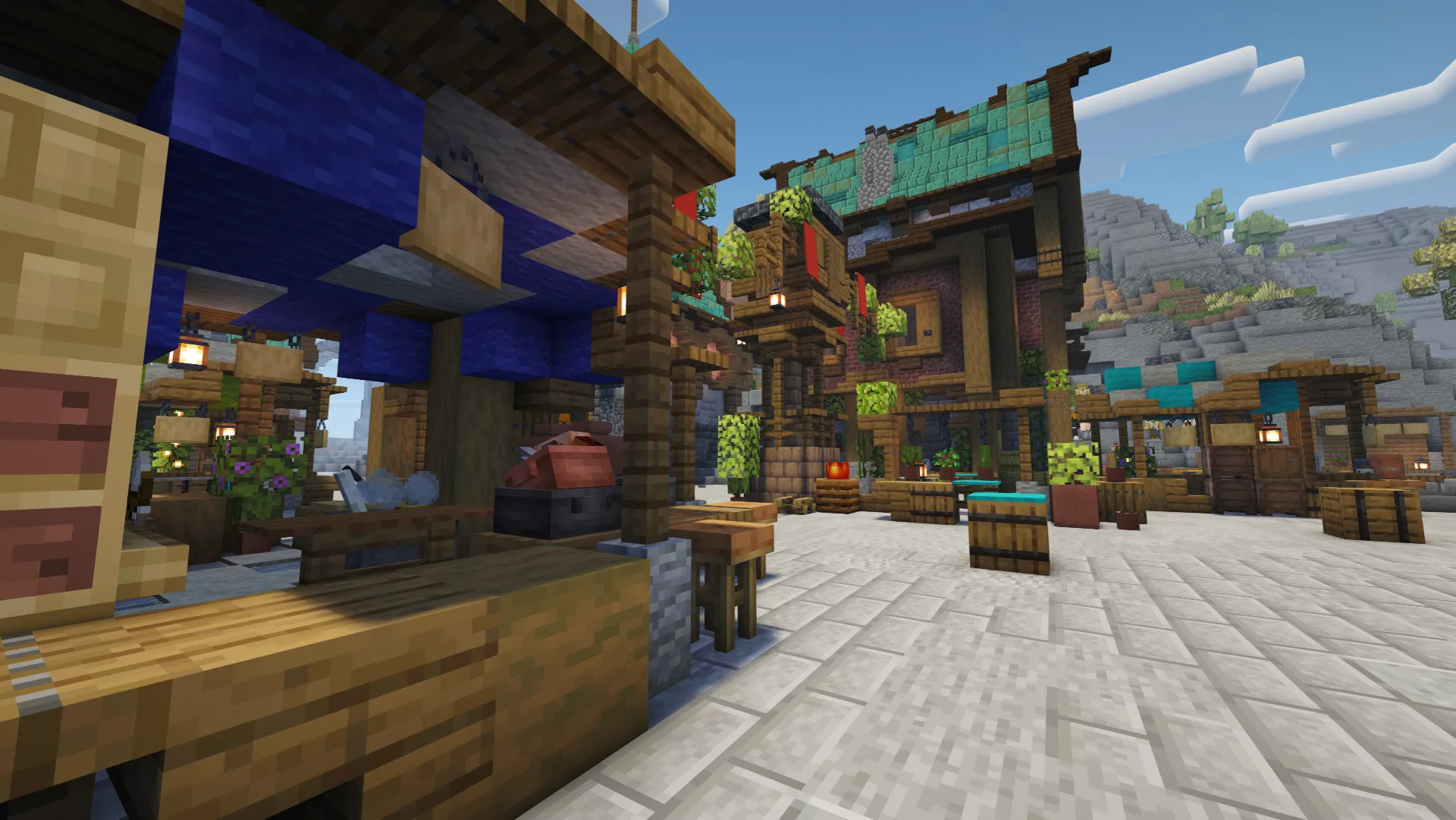 Les étals du marché du nouveau spawn, vus depuis le comptoir, avec les maisons de la place en arrière-plan.